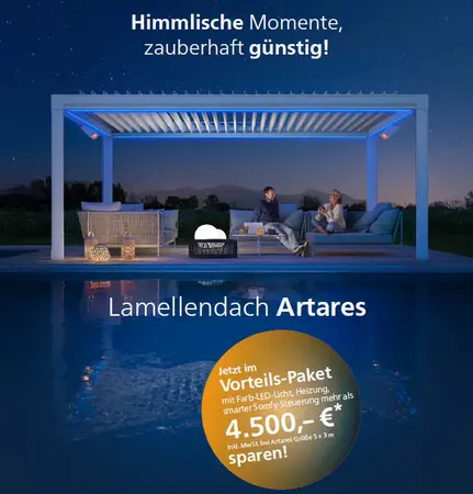 Beleuchtetes Lamellendach Artares am Pool, Paar entspannt auf Lounge nachts