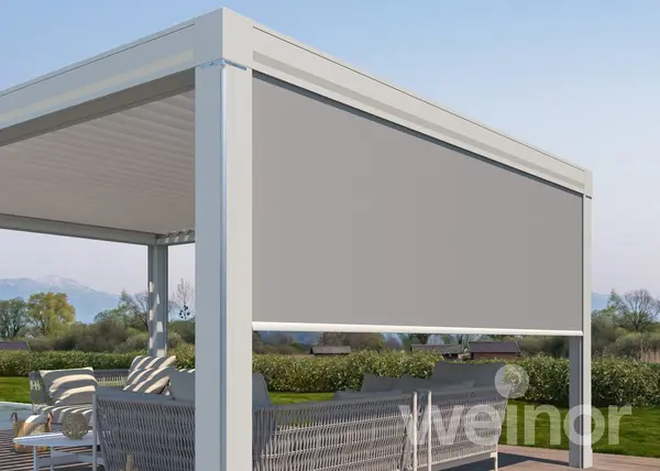 Pergola mit grauem Senkrechtmarkisen-Sonnenschutz über moderner Terrasse
