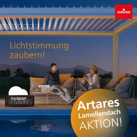 Weinor Lamellendach mit LED-Lichtstimmung über Terrasse am Pool bei Nacht
