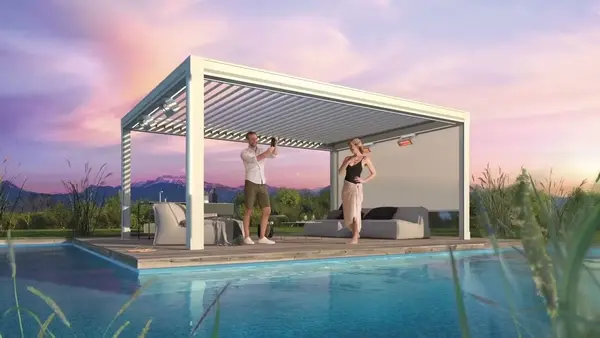 Lamellen-Pergola am Pool mit Lounge und zwei Personen bei Sonnenuntergang