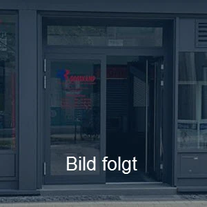 Schaufenster eines Geschäfts mit Glastür und dem Hinweistext 